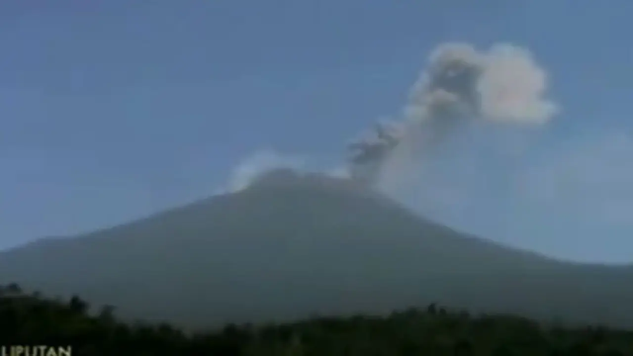 Gunung-Slamet-Meletus