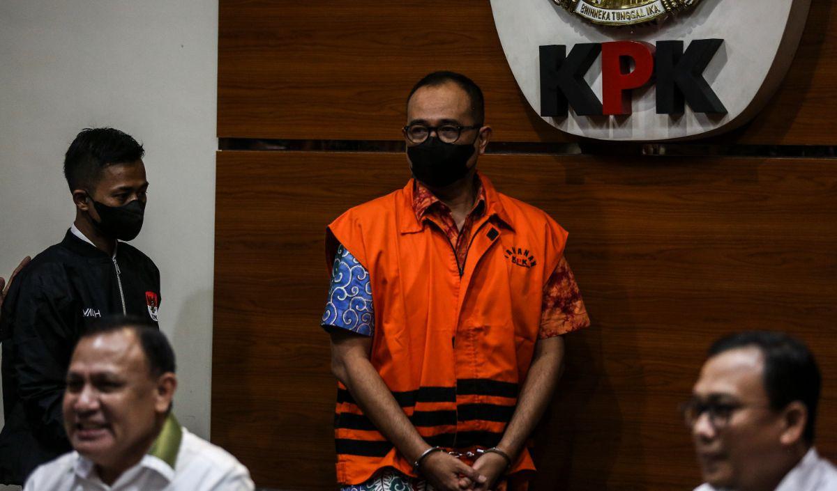 Salah satu pencucian uang yang dilakukan Rafael Alun lewat Ernie Meike Torondek yakni pembelian rumah di Simprug Golf XV Nomor 29, Kebayoran Baru, Jakarta Selatan.&nbsp;<br>