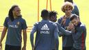 Para pemain Belgia telihat bermain dan bercanda saat mengikuti sesi latihan di  Girondins de Bordeaux, Le Haillan, Prancis, (28/6/2016). (REUTERS/Regis Duvignau)