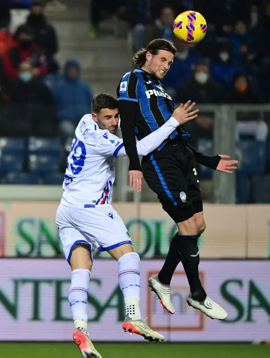 Pemain Atalanta Hans Hateboer (kanan) melompat untuk merebut bola bersama pemain Sampdoria Nicola Murru (kiri) pada pertandingan sepak bola Serie A Liga Italia di Stadion Azzuri d'Italia, Bergamo, Italia, 28 Februari 2022. Atalanta menang 4-0. (MIGUEL MEDINA/AFP)