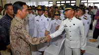  Presiden Jokowi bersalam dan menyapa para praja Kampus IPDN di Praya, Lombok Tengah (10/4/2015). Presiden Joko Widodo berharap kampus IPDN dapat menyiapkan abdi masyarakat yang baik, sederhana, dan cepat. (Setpres RI / Agus Suparto)