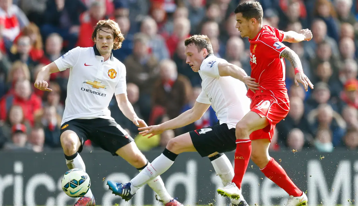 Gelandang Manchester United, Daley Blind berusaha merebut bola dari kejaran pemain Liverpool Coutinho di Laga Liga Premier Inggris di Anfield Stadium, Inggris, Minggu (22/3/2015 ). Manchester United menang 2-1 atas Liverpool. (Reuters/Carl Recine)