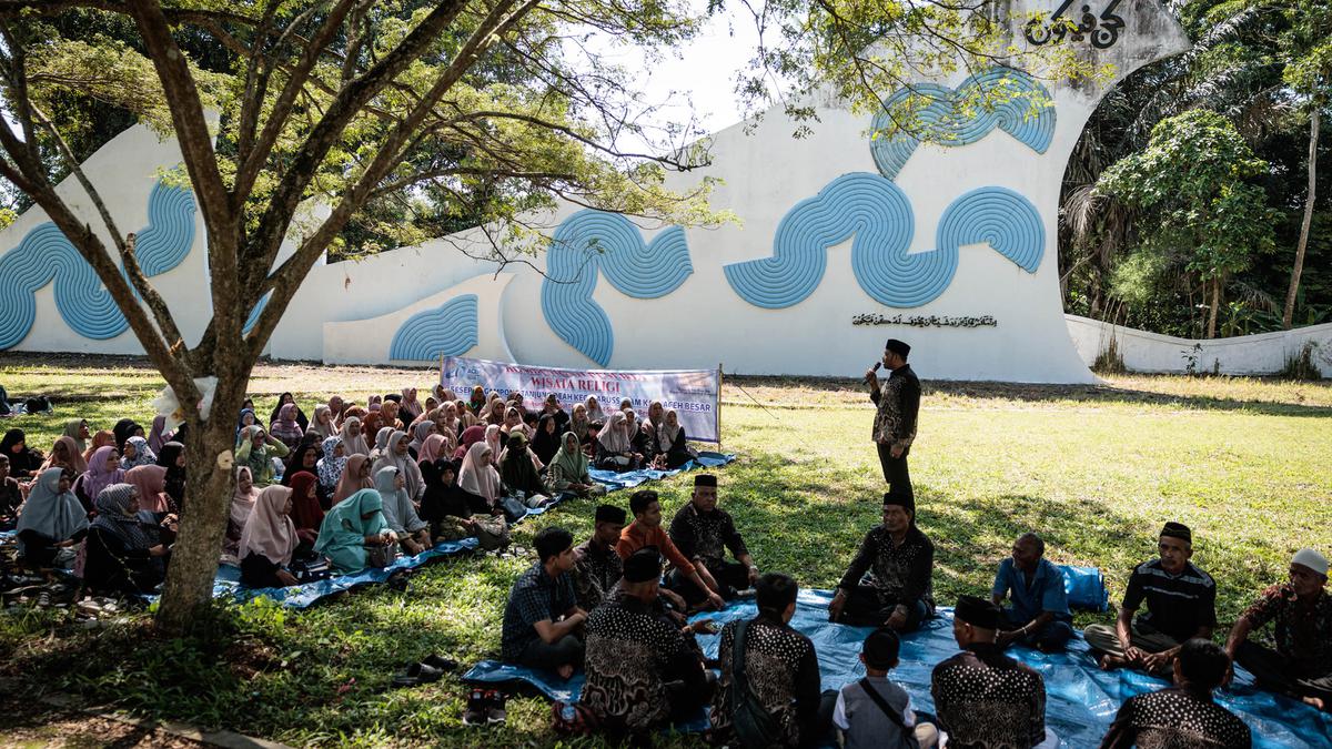 Potret Haru Peringatan 20 Tahun Tsunami Aceh 2004 di 4 Negara, Tangis Pecah Saat Mengenang