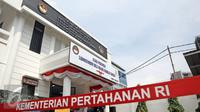Gedung Laboratorium Bela Negara Badiklat Kemhan, Jakarta, Senin (11/4). Laboraturium Bela Negara memiliki 4 ruang penunjang operasional yaitu, ruang kerja Website Badiklat Kemhan, Portal Bela Negara, iBOLZ dan ruang rapat. (Liputan6.com/Faizal Fanani)