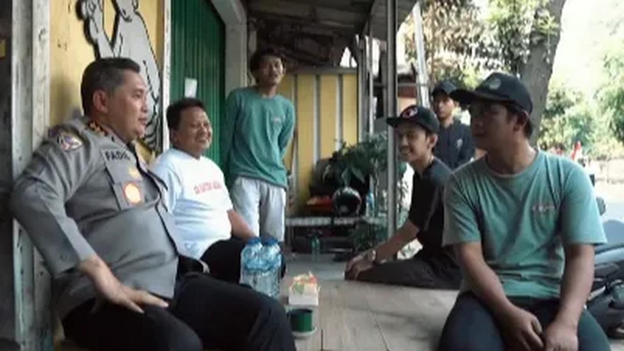 Mantan Kapolda Metro Jaya itu juga penasaran dengan keahlian montir dalam merestorasi motor lawasnya.