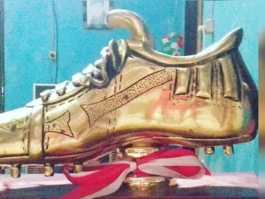 Eks striker Persibat Batang, Hapidin membuat postingan di akun instagramnya bahwa ia ingin menjual sepatu emas miliknya demi biaya pemulihan cedera. (Instagram/hapidin_7)