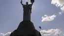 Patung setinggi 102 meter ini dibangun pada 1981 saat Ukraina menjadi bagian dari Uni Soviet. (AP Photo/Jae C. Hong)
