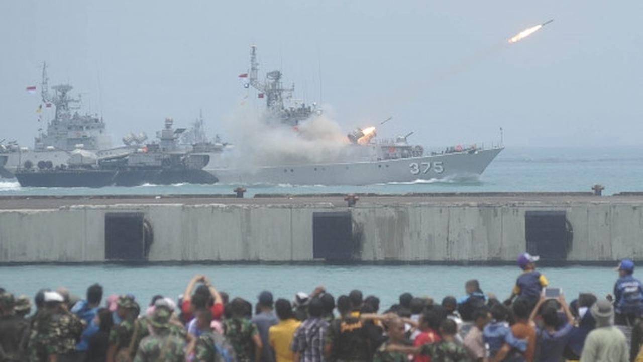 Geladi resik HUT TNI, warga tonton peluncuran rudal dari dekat