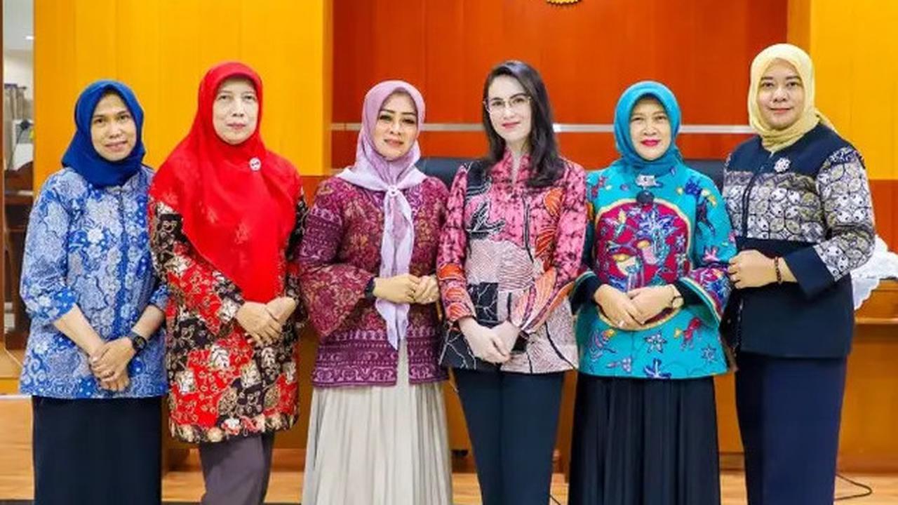 6 Outfit Ibu Pejabat ala Arumi Bachsin yang Penuh Wibawa, dari Batik Kekinian hingga Kebaya Elegan