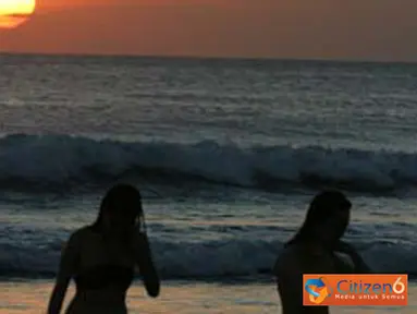 Citizen6, Bali: Para wisatawan bermain di tepi pantai usai menyaksikan sunset. (Pengirim: Erman Subekti)