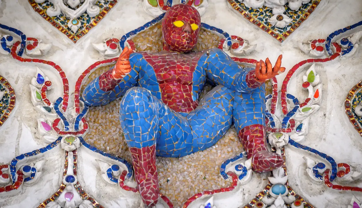 Patung Spiderman terlihat pada dinding Kuil Buddha Wat Pariwat atau Kuil David Beckham di Bangkok, Thailand, Selasa (14/7/2020). Kuil David Beckham dihiasi dengan patung-patung superhero, karakter komik, makhluk mitos dan imajiner, serta tokoh dunia. (Mladen ANTONOV/AFP)