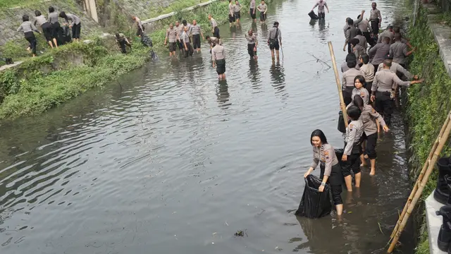 Polwan Cantik Peringati Hari Air Sedunia