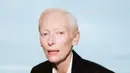 Tampil monkrom, Tilda Swinton hadir dengan elehansi klasik yang memikat. (Foto: Chanel.dok)