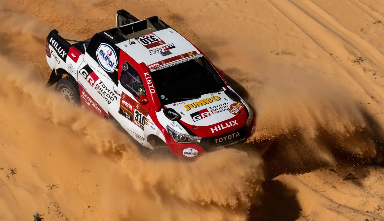 Pembalap Toyota Gazoo Racing Frenando Alonso dan Marc Coma bersaing pada stage kelima Reli Dakar 2020 antara Al Ula dan Hail di Arab Saudi, Kamis (9/1/2020). Alonso mencetak sejarah sebagai juara dunia Formula 1 (F1) pertama yang berlaga di ajang Reli Dakar. (AP Photo/Bernat Armangue)
