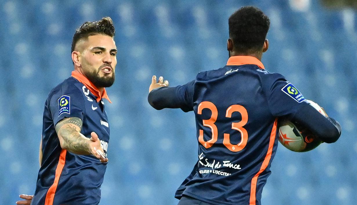 Striker Montpellier, Sepe Elye Wahi (kanan) melakukan selebrasi usai mencetak gol pertama timnya ke gawang AS Monaco dalam laga lanjutan Liga Prancis 2020/21 pekan ke-20 di Mosson Stadium, Montpellier, Jumat (15/1/2021). Montpellier kalah 2-3 dari AS Monaco. (AFP/Pascal Guyot)