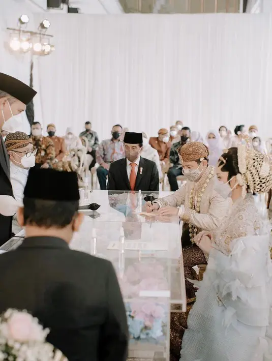 Pernikahan keduanya dilangsungkan di Ciputra Artpreneur Jakrarta dengan saksi Presiden Joko Widodo dan Menteri Sekretaris Negara Pratikno. (Instagram/belvadevara).