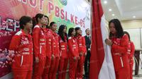 Anggota Tim Uber Indonesia mencium bendera merah putih saat acara pelepasan tim Thomas-Uber Indonesia di Pelatnas Bulutangkis PBSI, Cipayung, Jakarta, (9/5/2016). (Bola.com/Arief Bagus)
