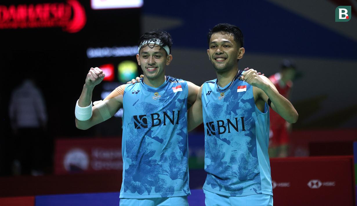 <p>Ganda putra Indonesia, Fajar Alfian/Muhammad Rian Ardianto berpose usai meraih kemenangan atas pasangan Malaysia, Man Wei Chong/Kai Wun Tee pada babak 16 besar Indonesia Masters di Istora Senayan, Jakarta, Kamis (25/1/2024). Fajar/Rian menang dua gim langsung dengan skor 21-18, 22-20. (Bola.com/M Iqbal Ichsan)</p>