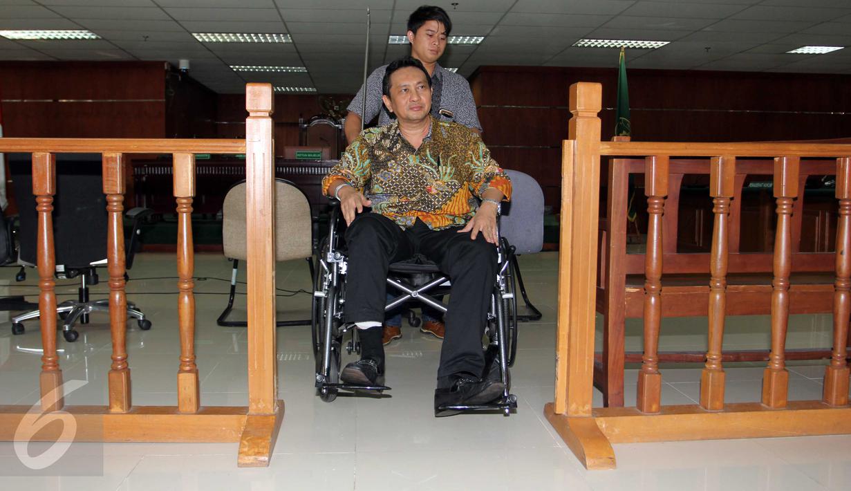Udar Pristono menaiki kursi roda jelang sidang pledoi di Pengadilan Tipikor, Jakarta, Senin (7/9/2015). Udar membantah melakukan tindak pidana korupsi pengadaan bus TransJakarta 2012-2013 dan tindak pidana pencucian uang. (Liputan6.com/Helmi Afandi)