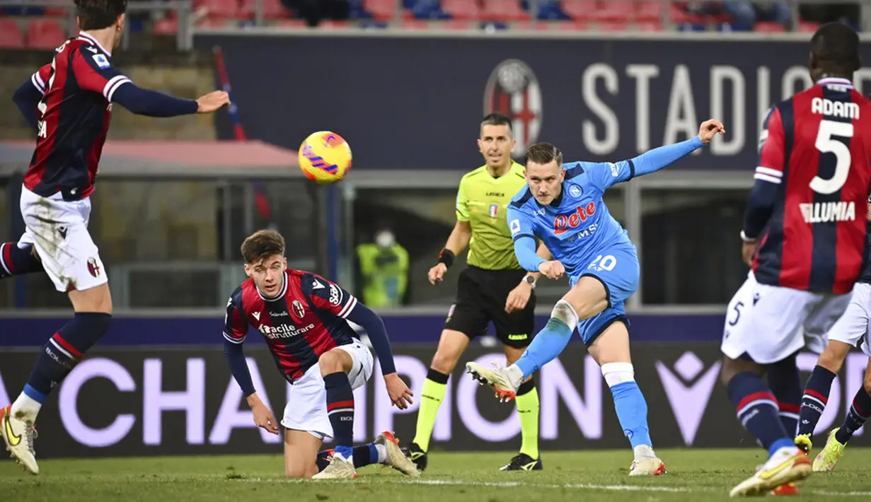 Pemain Napoli Piotr Zielinski (kanan) bersaing memperebutkan bola dengan pemain Bologna Luis Binks pada pertandingan sepak bola Liga Italia di Stadion Renato Dall'Ara, Bolgona, Italia, 17 Januari 2022. Napoli menang 2-0. (Massimo Paolone/dpa via AP)