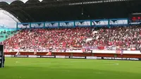 Ribuan suporter Persis Solo saat memadati tribune timur Stadion Maguwoharjo. (Bola.com/Vincentius Atmaja)    