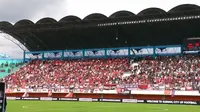 Ribuan suporter Persis Solo saat memadati tribune timur Stadion Maguwoharjo. (Bola.com/Vincentius Atmaja)    