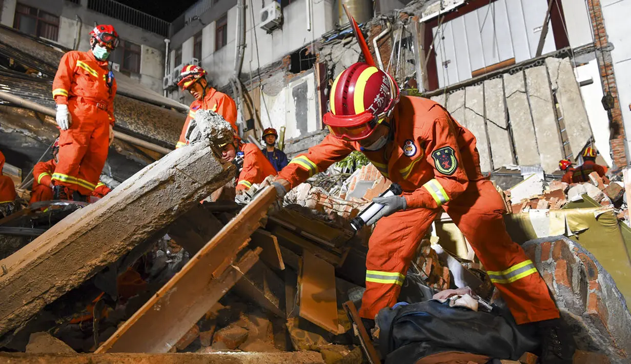 Petugas penyelamat sedang menggali sisa-sisa hotel yang runtuh untuk mencari korban selamat  di Suzhou di Provinsi Jiangsu, China timur (12/7/2021). (Li Bo/Xinhua via AP)