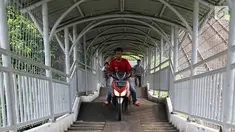 Pengendara sepeda motor melewati Jembatan Penyeberangan Orang (JPO) di kawasan Pasar Minggu, Jakarta, Selasa (17/10). JPO yang diperuntukkan bagi pejalan kaki itu sering dimanfaatkan pengendara motor sebagai jalan pintas. (Liputan6.com/Immanuel Antonius)
