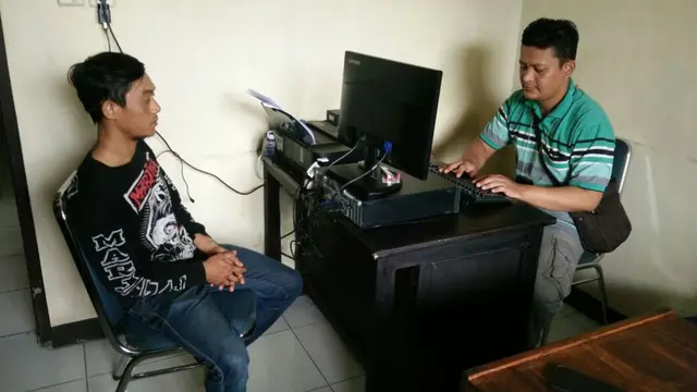 Aan hanya tertunduk lesu saat diperiksa oleh polisi. (Foto: Liputan6.com/Muhamad Ridlo/Polres Kebumen)