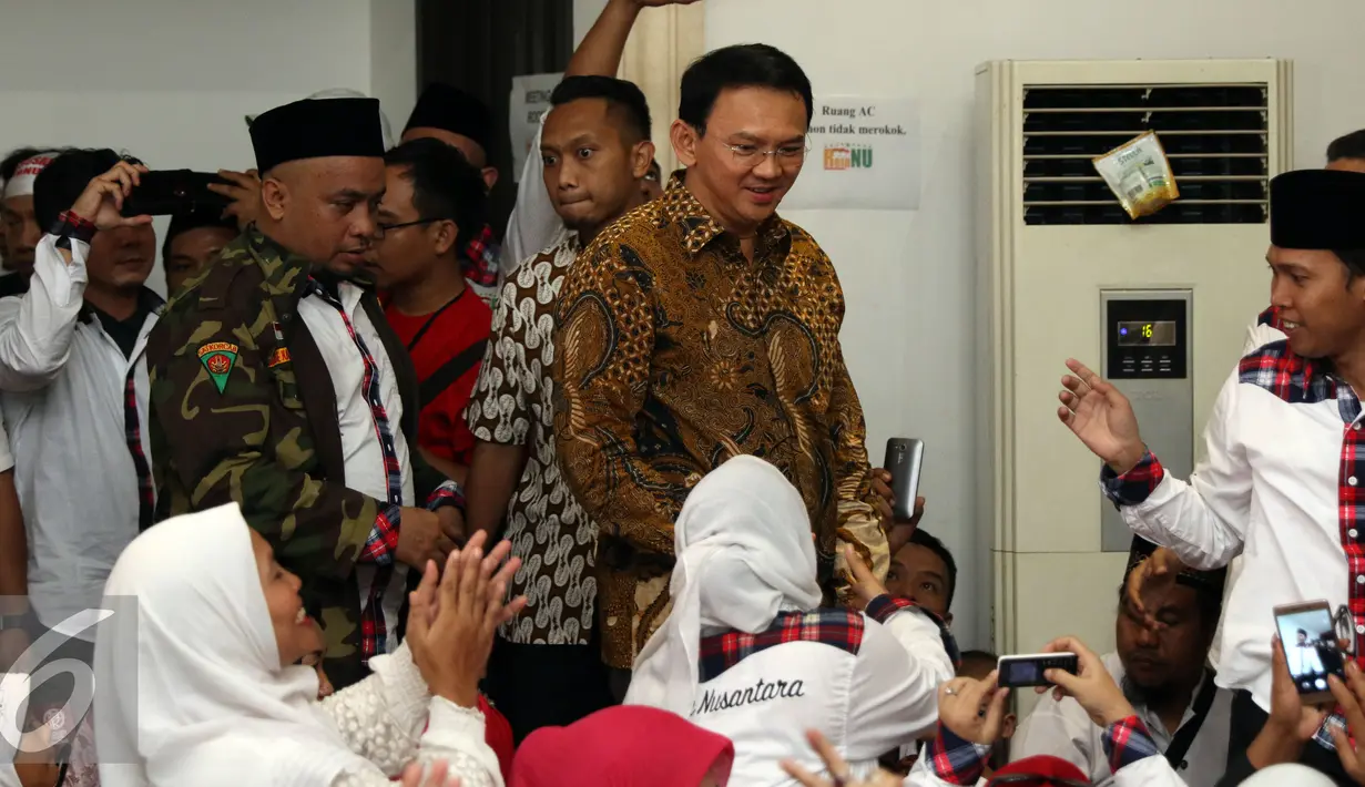 Cagub DKI Jakarta, Basuki Tjahaja Purnama (tengah) saat menghadiri peringatan Maulid Nabi Muhammad SAW 1438H di Jakarta, Minggu (15/1). Kedatangan Ahok disambut ratusan anggota Relawan Nusantara. (Liputan6.com/Helmi Fithriansyah)