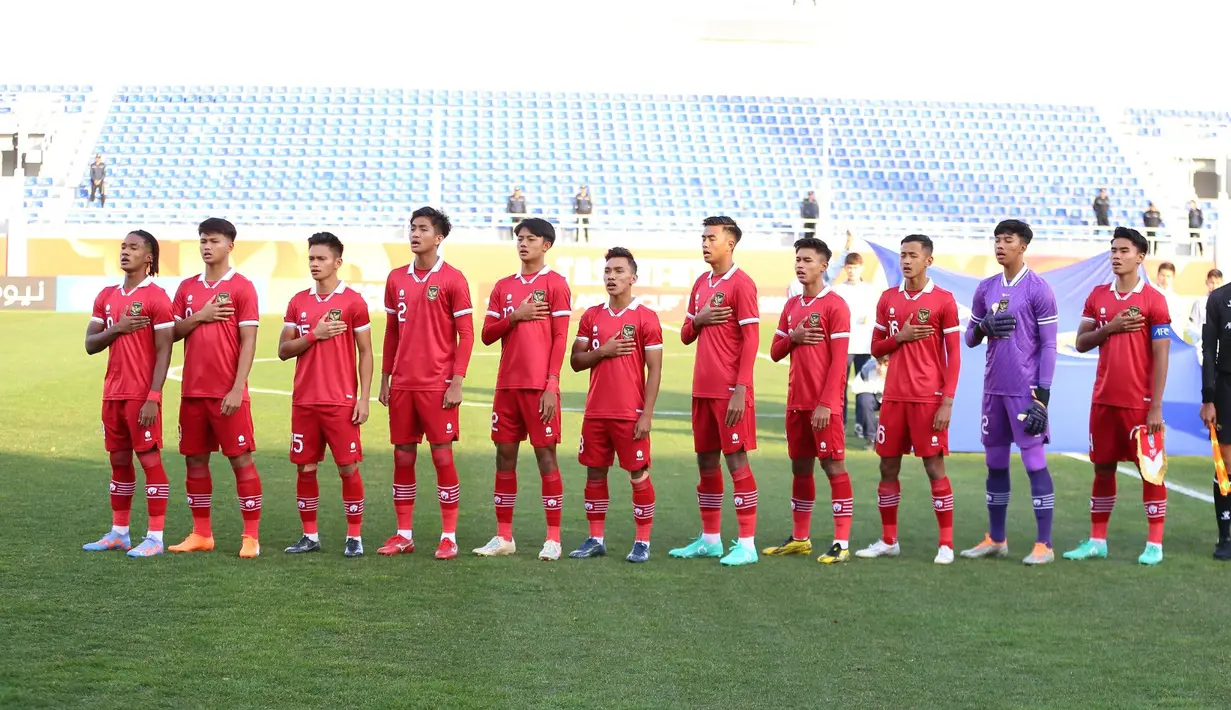 Para pemain Timnas Indonesia U-20 menyanyikan lagu kebangsaan sebelum bertanding melawan Irak pada pertandingan Piala Asia U-20 di Stadion Lokomotiv, Rabu (1/3/2023). Timnas Indonesia kalah 0-1 dari Irak. (Foto:Dok PSSI)
