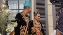 Keduanya mengenang sembilan tahun silam saat menjadi pengantin. Raffi dan Nagita mengenakan pakaian busana pengantin adat Jawa warna hitam dan bawahan nuansa emas. [Instagram/raffinagita1717]