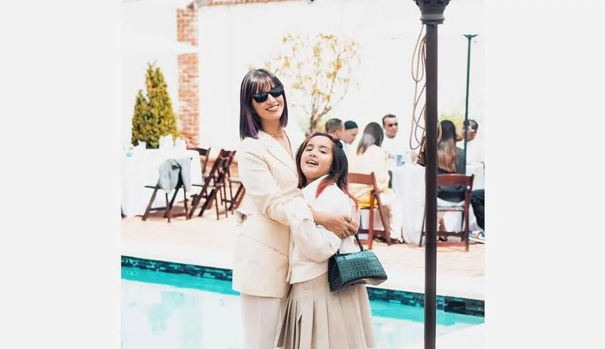 Begini penampilan Nia bersama putrinya, Mikhayla saat merayakan momen lebaran. Keduanya tampil kompak mengenakan outfit nuansa beige. (Instagram/ramadhaniabakrie).