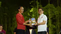 Ketua Umum Kadin Indonesia, Arsjad Rasjid secara langsung menyerahkan Peta Jalan (Roadmap) Indonesia Emas 2045 kepada Presiden Joko Widodo di Ibu Kota Negara (IKN) Nusantara. (Dok Kadin)