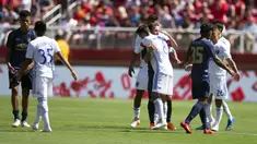 Para pemain Manchester United berpelukan dengan pemain San Jose Earthquakes usai laga persahabatan di Stadion Levi's, Minggu (22/7/2018). Manchester United ditahan 0-0 dengan San Jose Earthquakes. (AP/D. Ross Cameron)