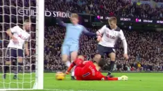 Kiper Tottenham Hotspur, Hugo Lloris, lagi-lagi membuat blunder yang benamkan kemenangan di depan mata timnya. (Ballball Video)