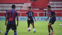 M. Rafli dan Brandon Scheunemann saat latihan bersama Arema FC di Stadion Soepriadi, Kota Blitar. (Bola.com/Iwan Setiawan)