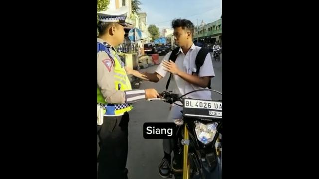 Viral Murid SMA Pura-Pura Bisu Saat Ditilang, Malamnya Kegep Nyanyi Sambil Gitaran. Foto: Twitter @Sopir_Idiot.Viral Murid SMA Pura-Pura Bisu Saat Ditilang, Malamnya Kegep Nyanyi Sambil Gitaran. Foto: Twitter @Sopir_Idiot.