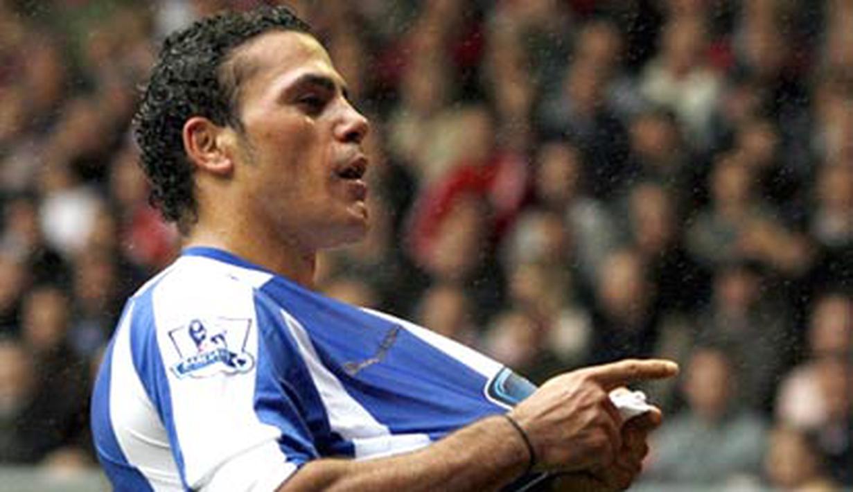 Wigan Athletic's Egyptian forward Amr Zaki celebrates scoring his second goal against Liverpool during their English Premier League football match at Anfield in Liverpool, on October 18, 2008. AFP PHOTO/PAUL ELLIS