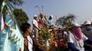 Sejumlah peserta saat mengikuti rangkaian acara Hei Neak Ta atau parade roh untuk memperingati Cap Go Meh, Kamboja, (21/2). Cap Go Meh merupakan tanda berakhirnya peringatan Tahun Baru Imlek bagi masnyarakat Tionghoa. (REUTERS/Samrang Pring)