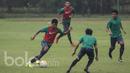 Pemain Timnas Indonesia U-22, Asnawi Mangkualam, menggiring bola saat latihan di Lapangan SPH Karawaci, Banten, Rabu (10/5/2017). (Bola.com/Vitalis Yogi Trisna)
