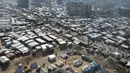 Gambar drone ini menunjukkan ribuan tenda yang digunakan para pengungsi di Rafah, Jalur Gaza selatan pada Jumat, 29 Desember 2023.  (AP Photo)