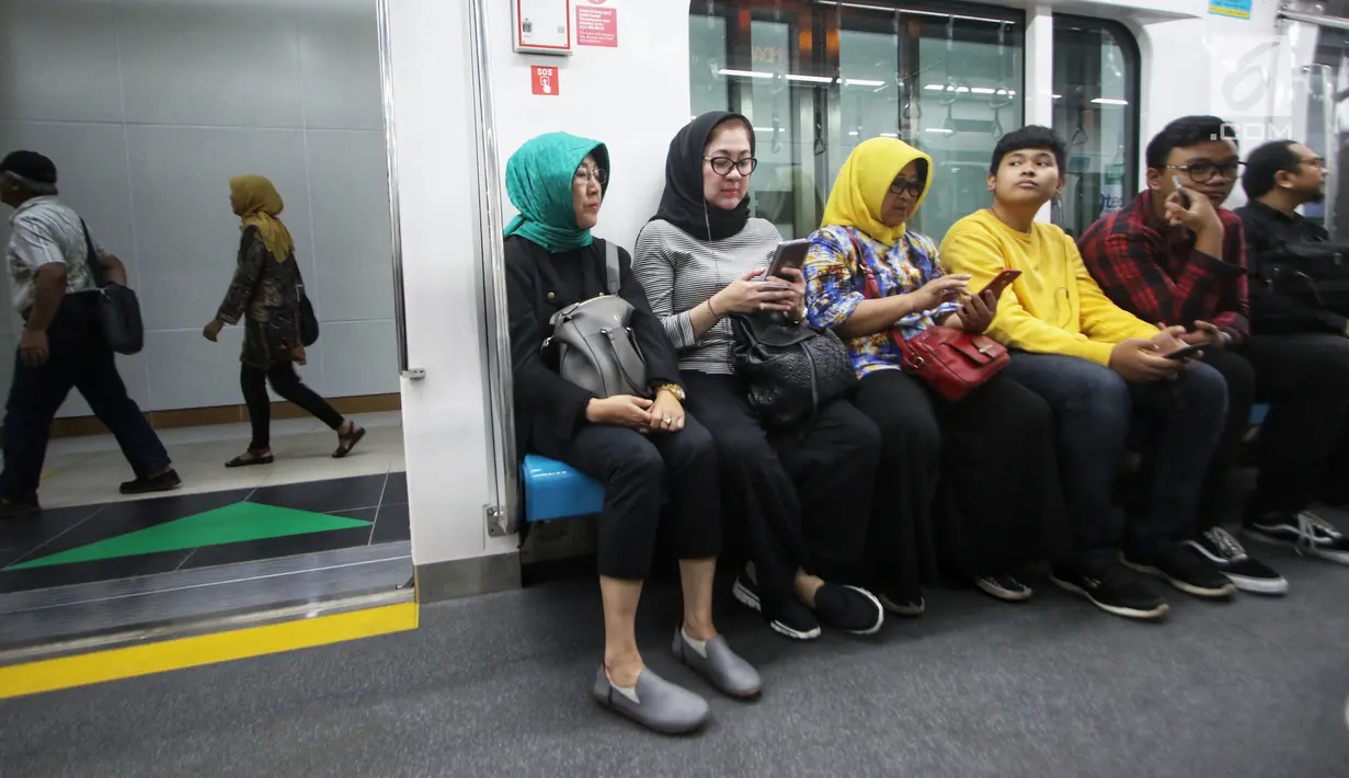Penumpang menaiki kereta MRT pada hari pertama fase operasi secara komersial (berbayar) di Stasiun MRT Bundaran HI, Jakarta, Senin (1/4). PT MRT Jakarta mulai memberlakukan fase operasi secara komersial (berbayar) dengan potongan harga 50 persen selama April 2019. (Liputan6.com/Johan Tallo)