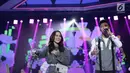 Penampilan Sheryl Sheinafia dan Rizky Febian saat berkolaborasi dengan band NEV+ dalam acara SCTV Music Award 2018 di Studio 6 Emtek, Jakarta, Jumat (27/4). (Liputan6.com/Faizal Fanani)