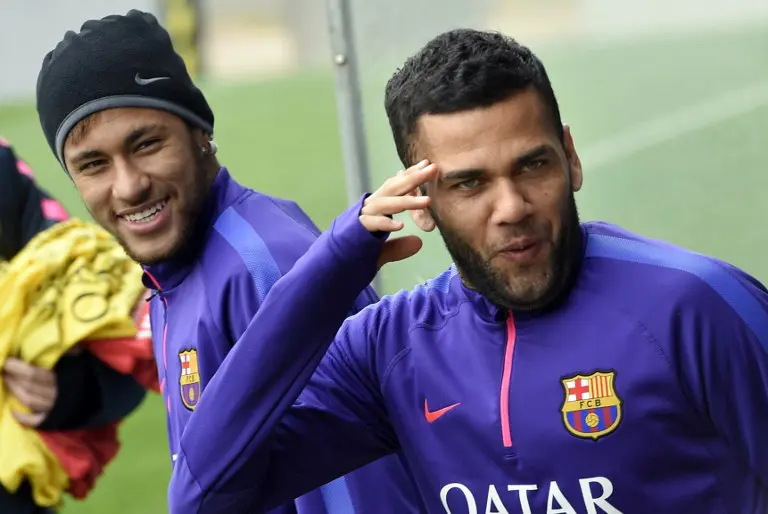 Neymar dan Dani Alves adalah dua pemain Brasil yang baru bergabung dengan PSG. (LLUIS GENE / AFP)