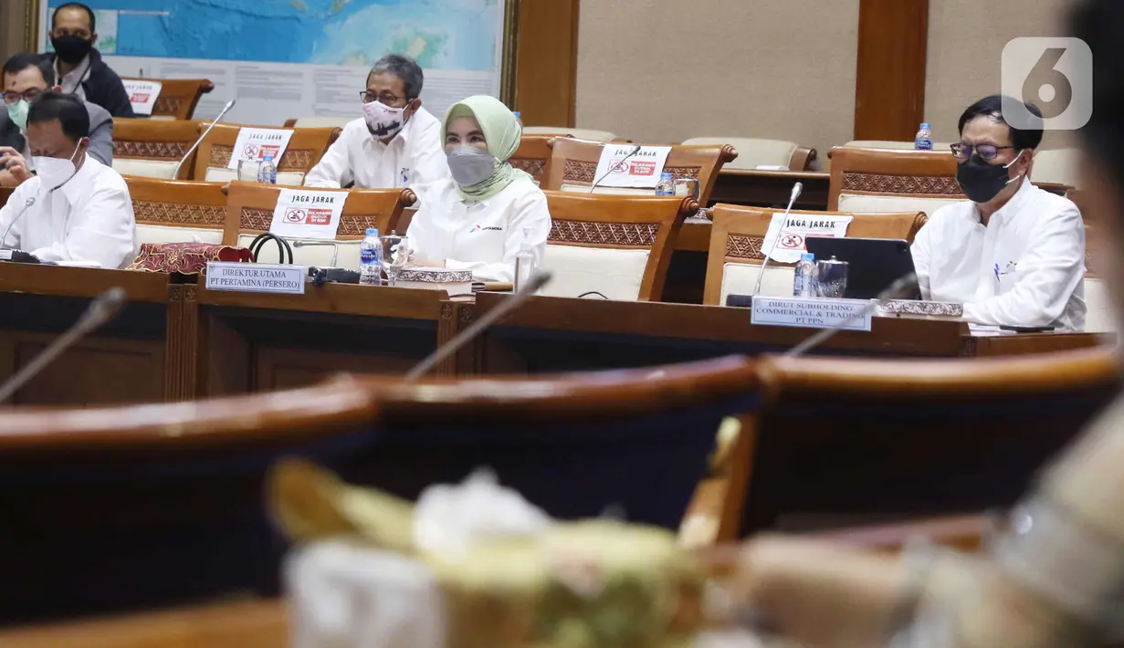 Dirut PT Pertamina (Persero) Nicke Widyawati (tengah) mengikuti Rapat Dengar Pendapat (RDP) dengan Komisi VII DPR di kompleks Parlemen, Senayan, Jakarta, Senin (5/4/2021). RDP tersebut membahas kebakaran tangki minyak milik Pertamina RU VI Balongan, Indramayu, Jawa Barat. (Liputan6.com/Angga Yuniar)