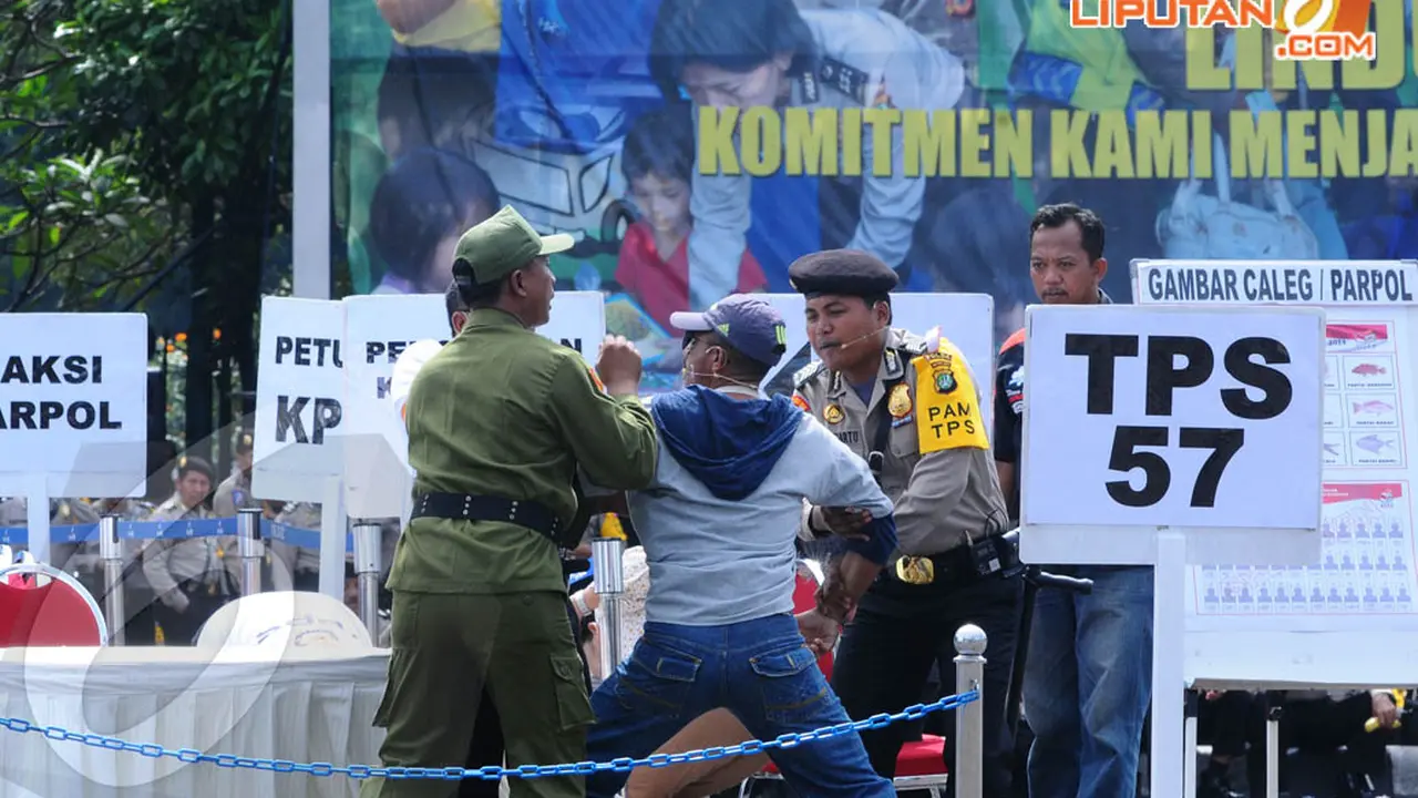 [FOTO] Polda Gelar Simulasi Pengamanan TPS