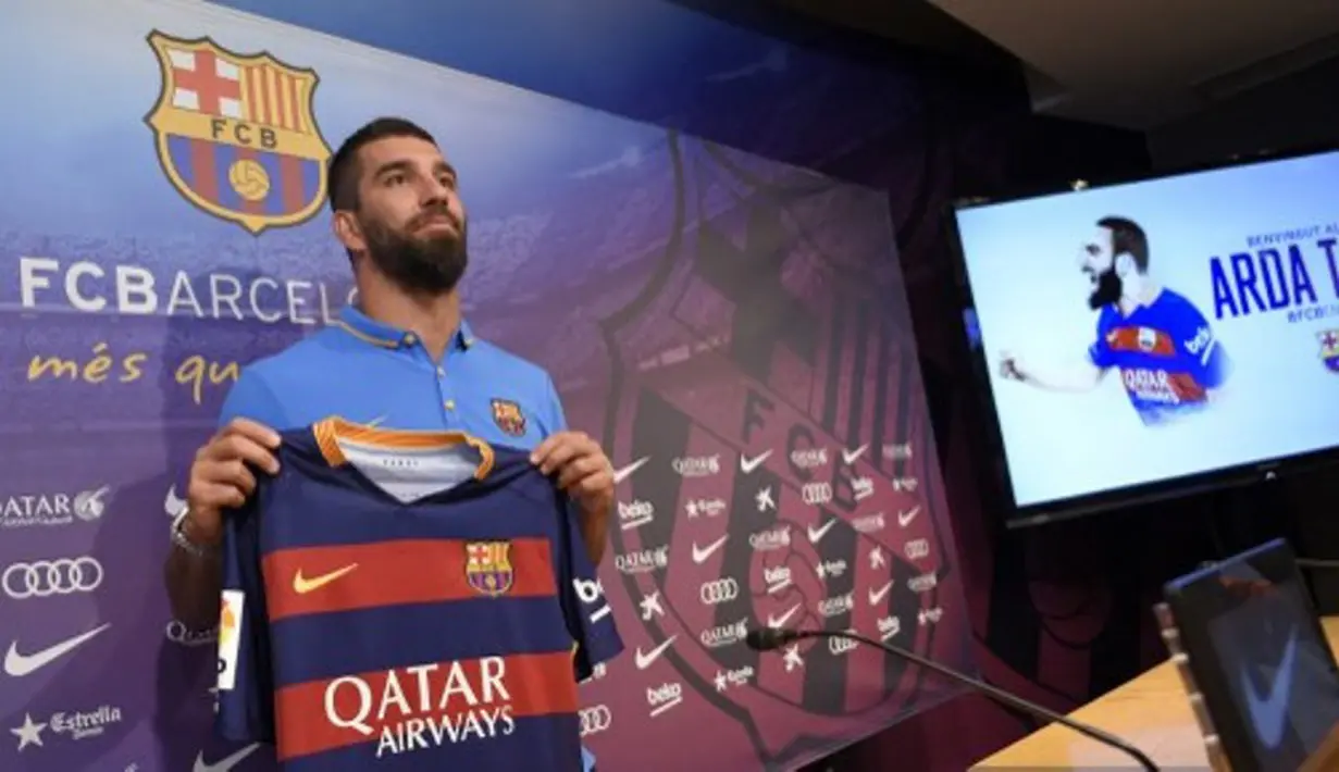 Arda Turan, pemain asal Turki yang direkrut Barcelona dari Atletico Madrid sebesar 41 juta euro diperkenalkan secara resmi kepada publik dalam suatu acara di Camp Nou, Barcelona. Jumat (10/7/2015).. (AFP/Lluis Gene)