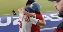 Tadi malam, Indonesia berhasil mengalahkan Korea Selatan di perempatfinal AFC U-23. Azizah Salsha setia memberi dukungan kepada sang suami, Pratama Arhan, saat bertanding. [Foto: Instagram/azizahsalsha_]