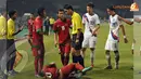 Muchlis Hadi Ning Syaifulloh (nomor 10) harus terkapar setelah dilanggar pemain Korea Selatan (Liputan6.com/ Helmi Fithriansyah)